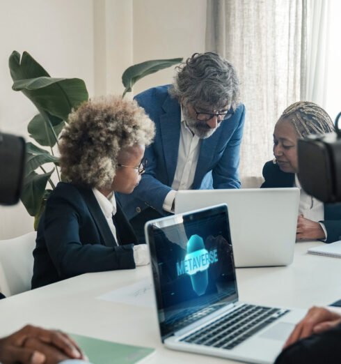Multiracial business people using virtual reality goggles work inside metaverse cyberspace - VR lifestyle technology concept - Focus on senior man face Multiracial business people using virtual reality goggles work inside metaverse cyberspace - VR lifestyle technology concept - Focus on senior man face